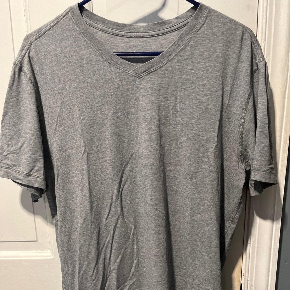 Lululemon - Men’s V-neck - Grey